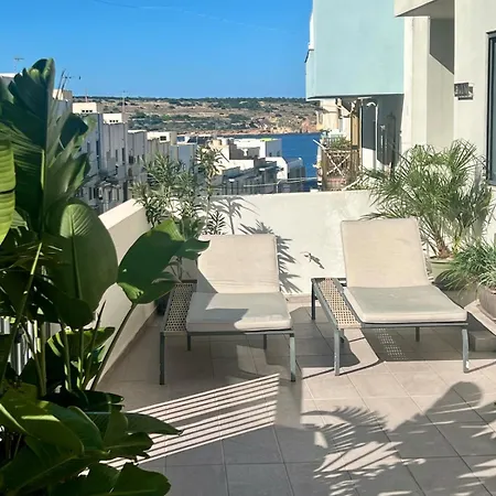 60s-style Coastal Retreat Minutes From The