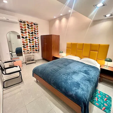 60s-style Coastal Retreat Minutes From The