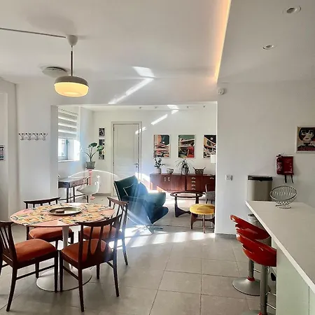 60s-style Coastal Retreat Minutes From The メーリッハ