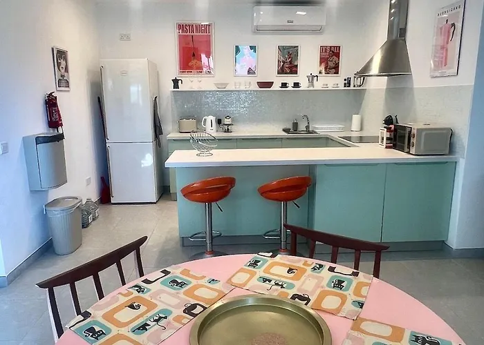 60s-style Coastal Retreat Minutes From The * Is-Sellum