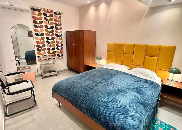 60s-style Coastal Retreat Minutes From The