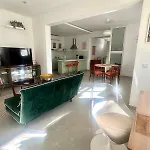 60s-style Coastal Retreat Minutes From The