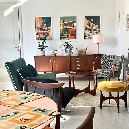 60s-style Coastal Retreat Minutes From The Appartement