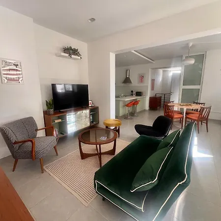 60s-style Coastal Retreat Minutes From The Appartement Mellieħa