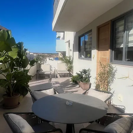 60s-style Coastal Retreat Minutes From The