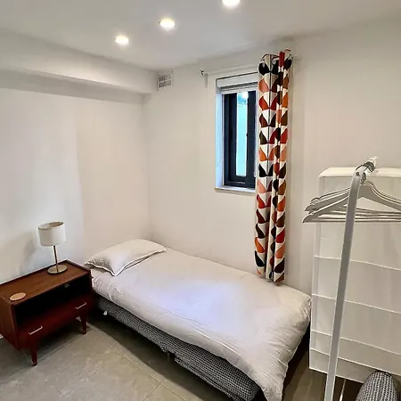 60s-style Coastal Retreat Minutes From The