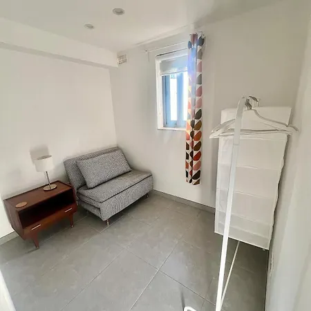 60s-style Coastal Retreat Minutes From The