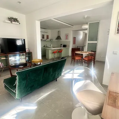 60s-style Coastal Retreat Minutes From The