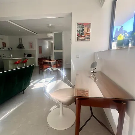 Appartement 60s-style Coastal Retreat Minutes From The *