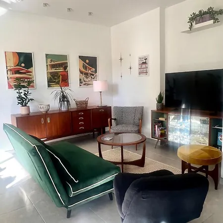 60s-style Coastal Retreat Minutes From The *