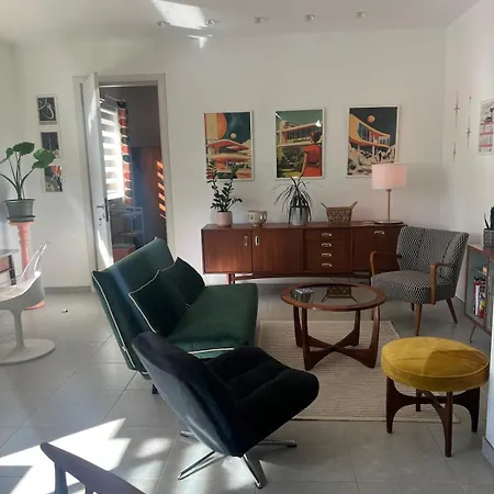 Apartment 60s-style Coastal Retreat Minutes From The *