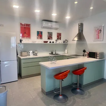 60s-style Coastal Retreat Minutes From The Appartement Mellieħa