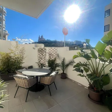 Apartment 60s-style Coastal Retreat Minutes From The