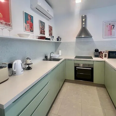 60s-style Coastal Retreat Minutes From The *