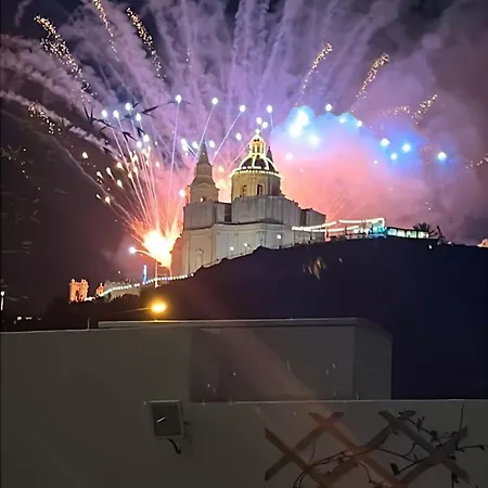 60s-style Coastal Retreat Minutes From The