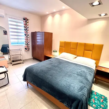 60s-style Coastal Retreat Minutes From The Appartement *