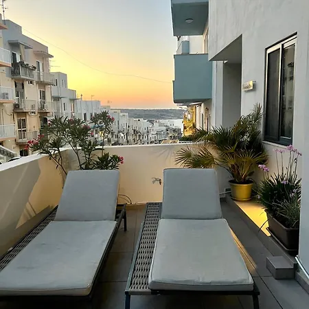 60s-style Coastal Retreat Minutes From The Appartement *