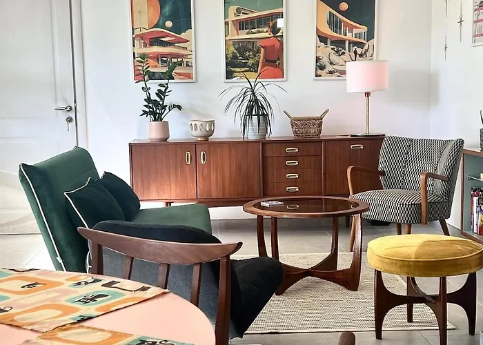 60s-style Coastal Retreat Minutes From The Apartment