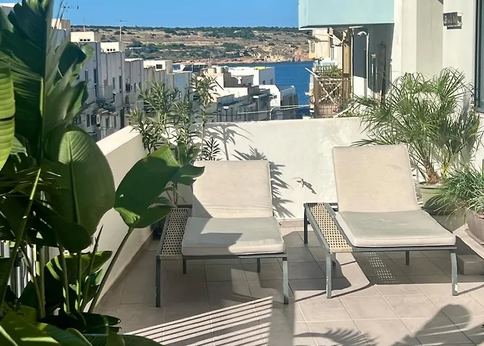 60s-style Coastal Retreat Minutes From The