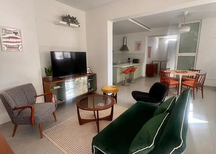 60s-style Coastal Retreat Minutes From The Διαμέρισμα Is-Sellum