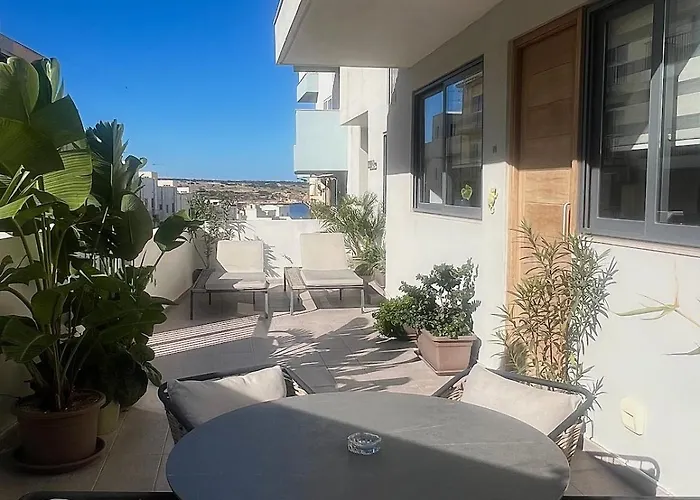 60s-style Coastal Retreat Minutes From The