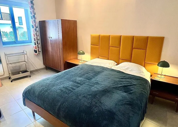 60s-style Coastal Retreat Minutes From The Is-Sellum