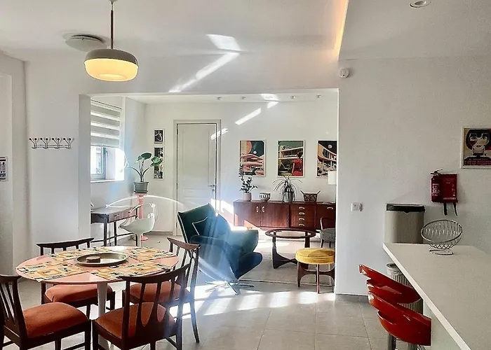 60s-style Coastal Retreat Minutes From The Is-Sellum