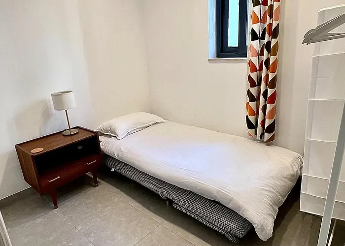 60s-style Coastal Retreat Minutes From The *