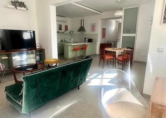 60s-style Coastal Retreat Minutes From The