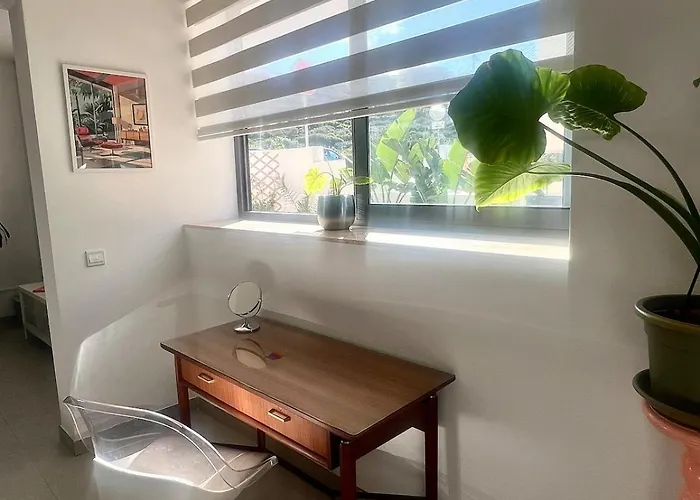 60s-style Coastal Retreat Minutes From The Apartment