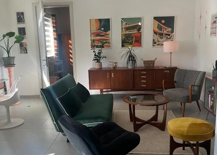 Διαμέρισμα 60s-style Coastal Retreat Minutes From The *