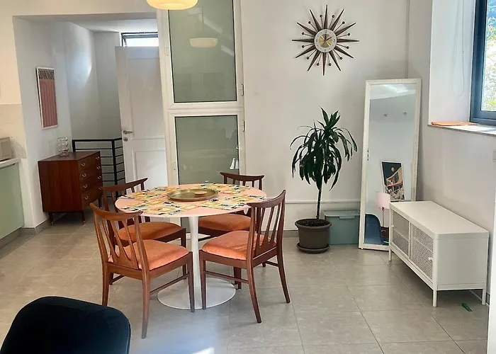 60s-style Coastal Retreat Minutes From The * Is-Sellum