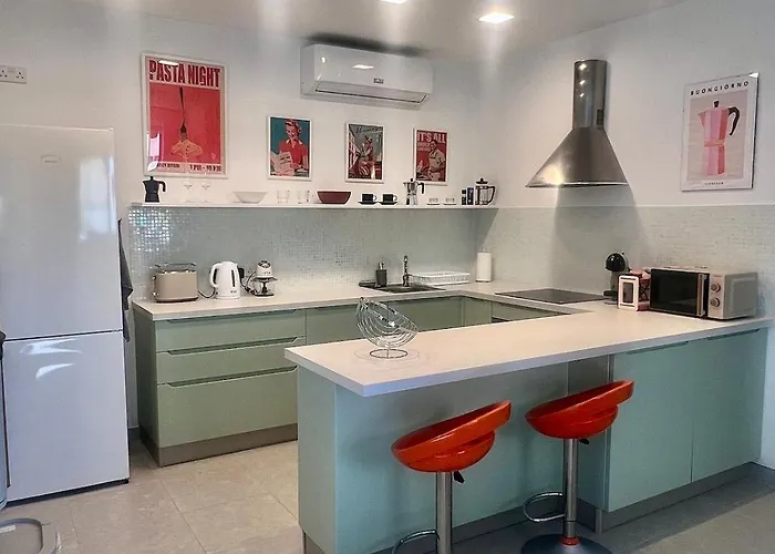 60s-style Coastal Retreat Minutes From The Apartment Is-Sellum