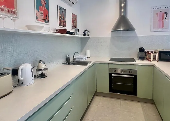 60s-style Coastal Retreat Minutes From The *