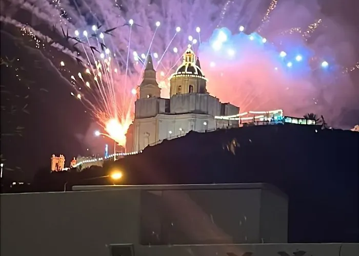 60s-style Coastal Retreat Minutes From The